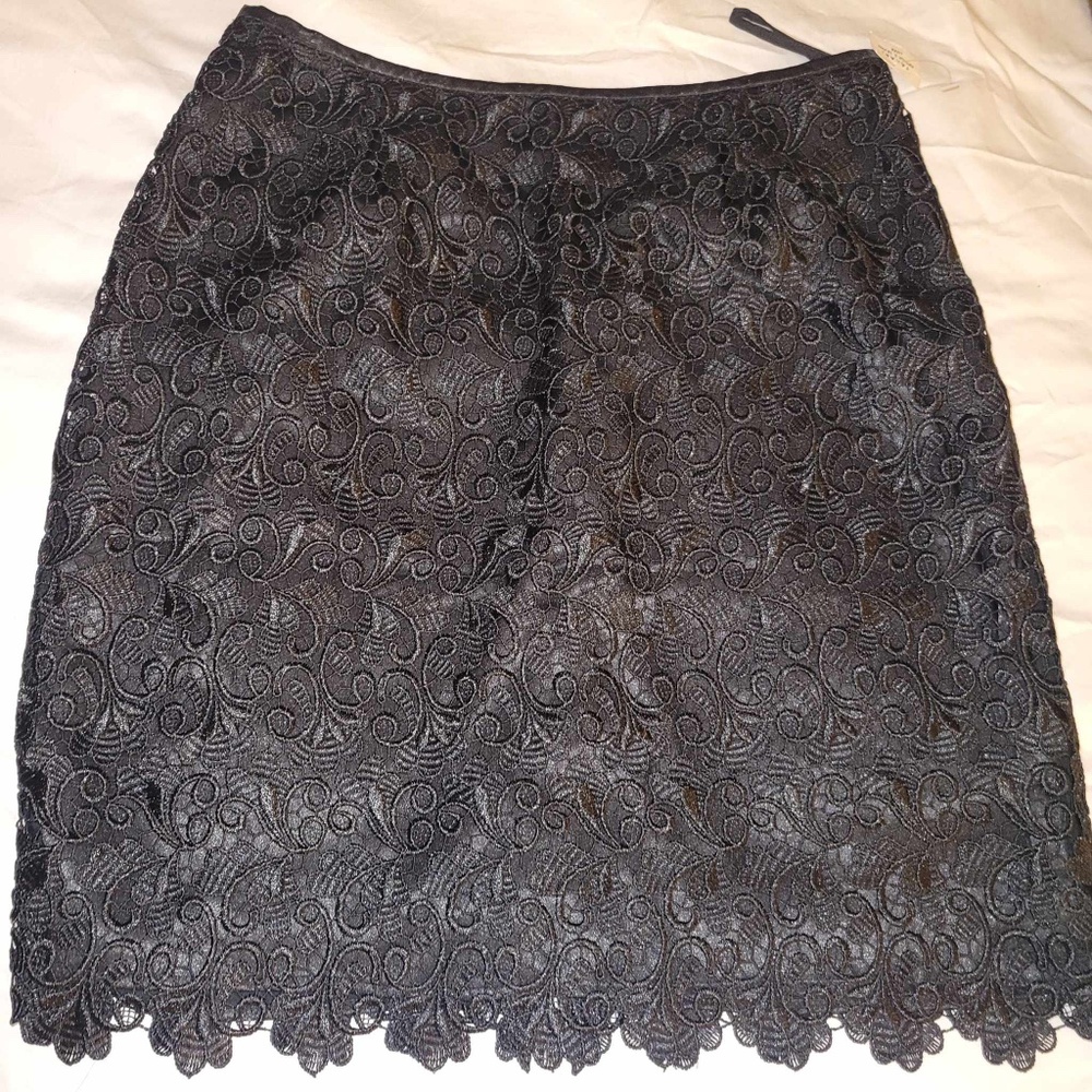 GUIPUIRE LACE PENCIL SKIRT by TAHARI LUXE